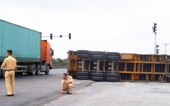 Hải Dương: 2 xe container đâm nhau, 1 chiếc lật nghiêng giữa đường