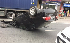 Đâm vào dải phân cách, xế hộp "phơi bụng" giữa đường