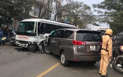 Hai xe ôtô cùng công ty biến dạng sau cú đấu đầu