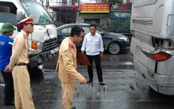 Xe khách bị xe tải tông trúng đuôi, hàng chục hành khách hoảng loạn