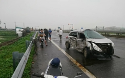 Ô tô con biến dạng, tài xế nhập viện sau va chạm xe container