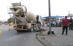Va chạm với xe bồn trộn bê tông, một phụ nữ chết thảm