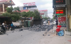 Đâm 2 xế hộp, xe tải lật nghiêng đổ đá tảng khắp mặt đường