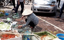 Ô tô lao lên vỉa hè, nhiều người thoát nạn trong gang tấc