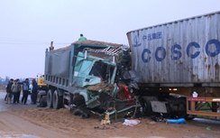 Xe container và xe ben đấu đầu, 2 tài xế bị thương nặng