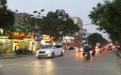 Trưởng công an phường kể phút cứu nữ sinh định lao vào ô tô