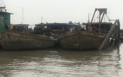 Một đêm, bắt giữ 5 tàu khai thác cát trái phép