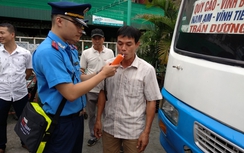 Lái xe khách vứt giấy tờ bỏ chạy khi bị đo nồng độ cồn