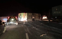 Tạm giữ 3 ôtô vụ xe khách lật trên cao tốc Hà Nội-Hải Phòng