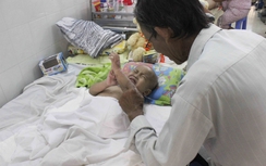 Thắt lòng trước gia cảnh cháu bé 2 tuổi mất hai chân vì TNGT