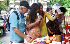 Thiếu nữ TP.HCM duyên dáng với áo dài