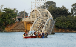 Lên phương án trục vớt dầm cầu Ghềnh bị sập