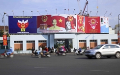 Đường phố TP.HCM rực rỡ trước ngày bầu cử