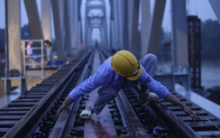 Công nhân vẫn hối hả thi công sau khi thông tàu Cầu Ghềnh