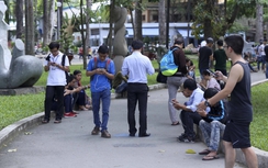 Ảnh: Hàng trăm game thủ "chiếm đóng" công viên Tao Đàn bắt pokemon