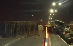“Hung thần” húc đổ dải phân cách, rơi bánh trên cầu Sài Gòn
