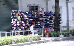 Mũ bảo hiểm kém chất lượng ngập phố Sài Gòn