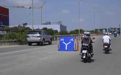 Gầm cầu vượt Nguyễn Hữu Cảnh vỡ nát