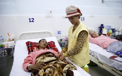 Bi kịch hai cha con mất chân vì cuốc đất trúng vật nổ