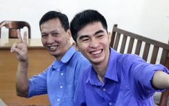 Kẻ giết người vẫn tươi cười, tạo dáng chụp ảnh khi hầu tòa