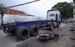 Đua với xe đầu kéo, người phụ nữ bị tông suýt chết