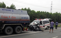 Xe cứu thương húc xe bồn, 4 người thương vong