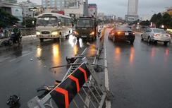 TP.HCM: Ô tô nổ lốp, húc đổ hàng chục mét dải phân cách