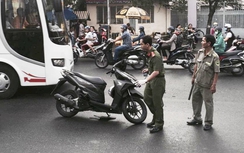 TP.HCM: Đang chạy xe, nam thanh niên bị chém đứt gần lìa tay