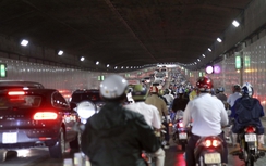 Trú mưa trong hầm Thủ Thiêm, kẹt xe khủng khiếp