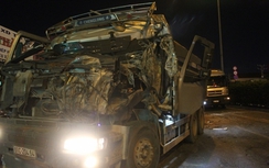 Xe ben "hôn" đuôi xe tải, tài xế kêu cứu trong ca bin