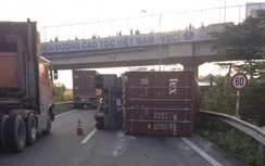 Lật xe container trên cao tốc TP.HCM - Long Thành - Dầu Giây