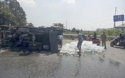 TP.HCM: Lật xe chở đá, tài xế kêu cứu trong cabin