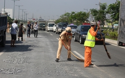 CSGT đội nắng dọn đá giữa Sài Gòn