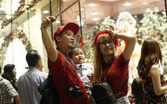 Hàng nghìn người đổ về trung tâm TP.HCM đón Giáng sinh
