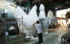 Ngắm "gia đình gà" ở đường hoa Nguyễn Huệ