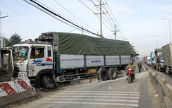 TP.HCM:Ôtô húc văng dải phân cách, tông người đi xe máy tử vong