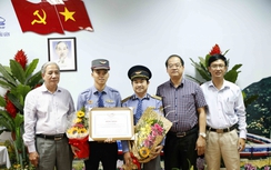Khen thưởng tiếp viên đường sắt trả hành lý cho khách nước ngoài