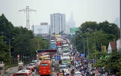 Đường vào Bến xe Miền Đông kẹt cứng, giao thông hỗn loạn