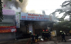 Video: Lửa bao trùm quán nhậu trên đường Phạm Văn Đồng