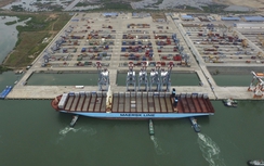 Ngắm siêu tàu container lượn cảng Cái Mép từ Flycam