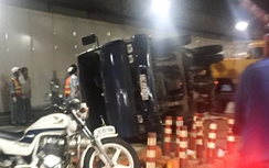 TP.HCM: Xe tải nổ lốp, lật ngang trong hầm Thủ Thiêm