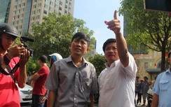 Ông Hải đập bỏ bậc tam cấp của DN nhà nước chiếm vỉa hè