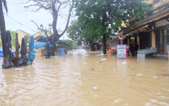 Nước lũ lên nhanh, phố cổ Hội An ngập nặng