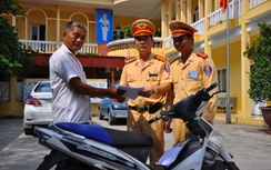 Mừng rỡ khi nhận lại xe máy mất trộm sau 2 năm