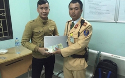 CSGT trả lại máy tính và 5 triệu cho người đánh rơi
