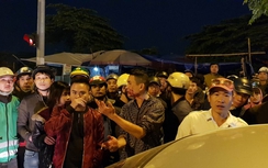 Hàng trăm người vây tài xế ô tô đánh vợ chồng đi xe máy