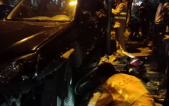 Xe Lexus đâm liên hoàn giữa phố Hà Nội, nhiều người trọng thương