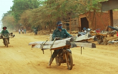 Cận cảnh dàn "siêu xe" cõng gỗ lậu phóng bạt mạng giữa ban ngày