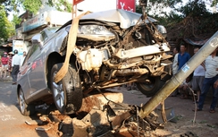 Xế hộp húc gãy cột điện, tài xế may mắn thoát chết