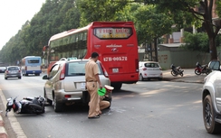 Tài xế gây tai nạn đứng nhìn nạn nhân nằm chỏng trơ trên đường